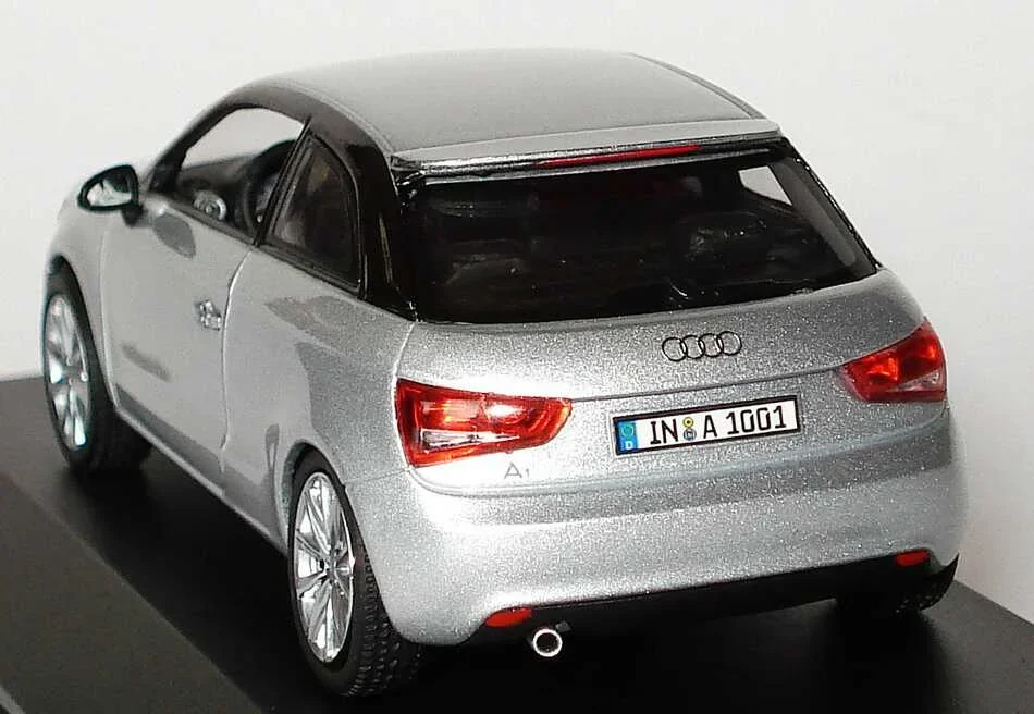 5011001013 VAG Модель автомобиля Audi A1 Ice Silver, Scale 1 43 (фото 3)