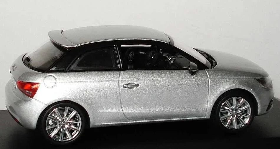 5011001013 VAG Модель автомобиля Audi A1 Ice Silver, Scale 1 43 (фото 4)