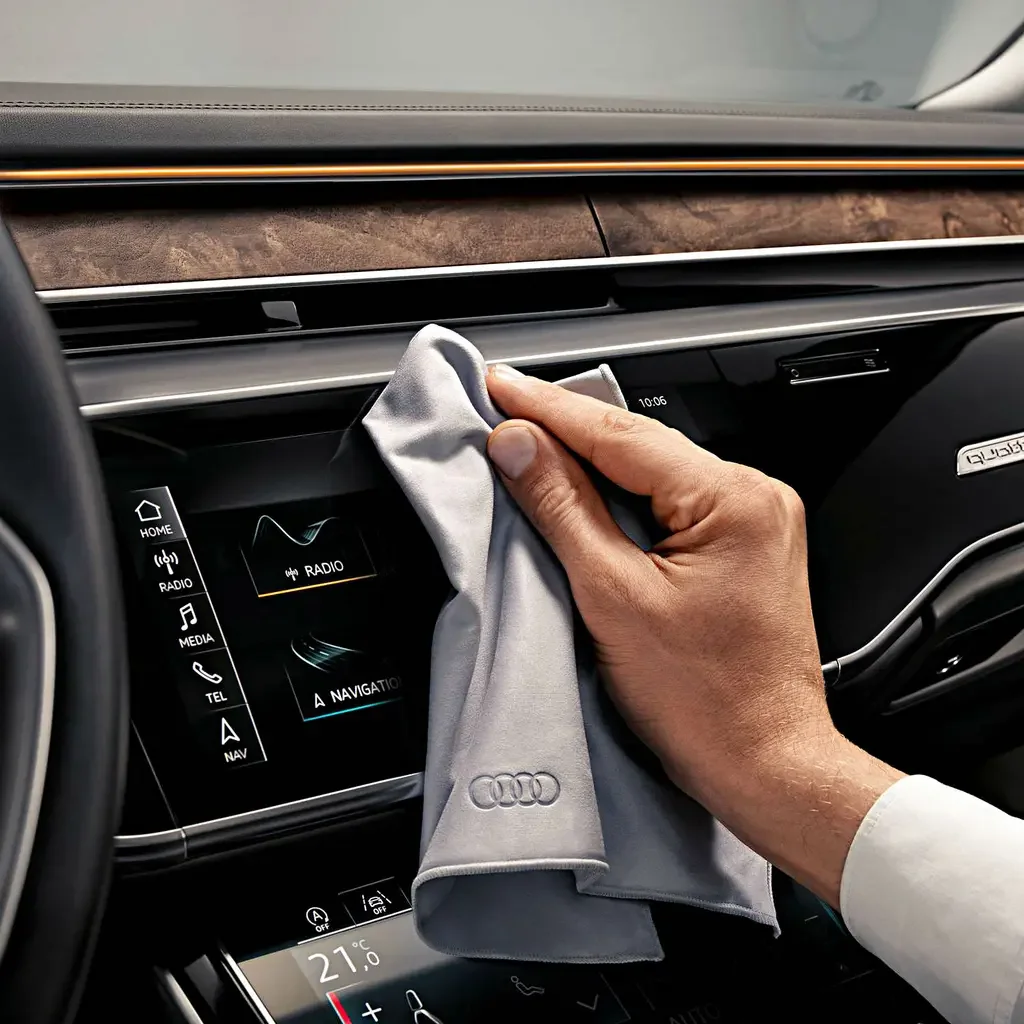 80A096325 VAG Чистящая салфетка для экранов и глянцевых поверхностей Audi Cleaning Cloth (фото 2)
