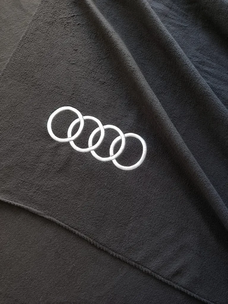 32923A2550 VAG Флисовый плед Audi Sport Fleece Blanket, Black (фото 2)