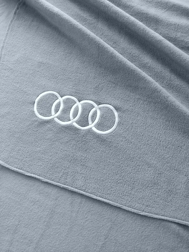 32923A2570 VAG Флисовый плед Audi Sport Fleece Blanket, Grey (фото 2)