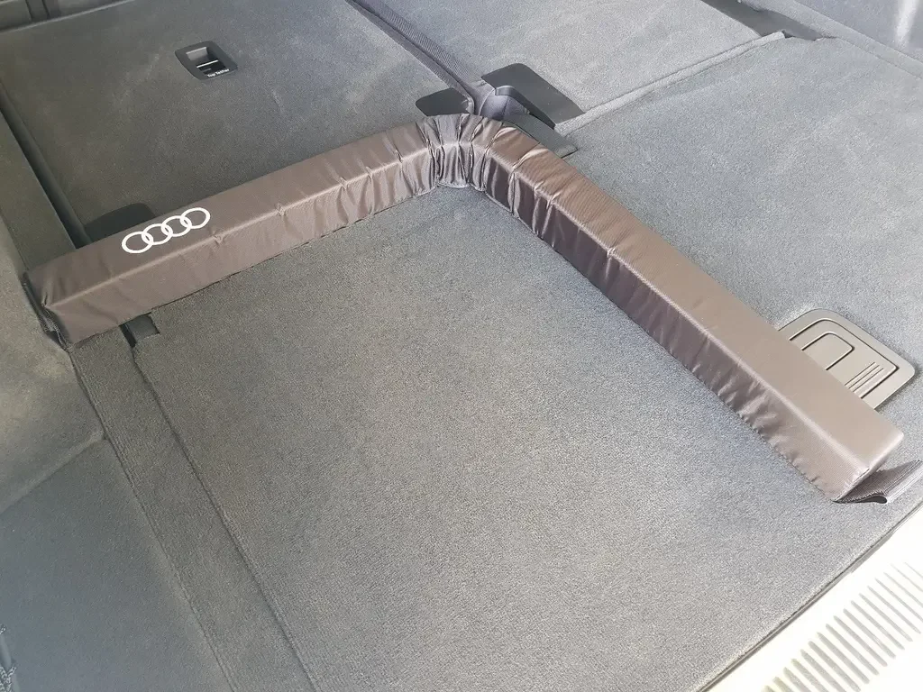 8U0017238 VAG Универсальный гибкий разделитель багажного отсека Audi (фото 5)