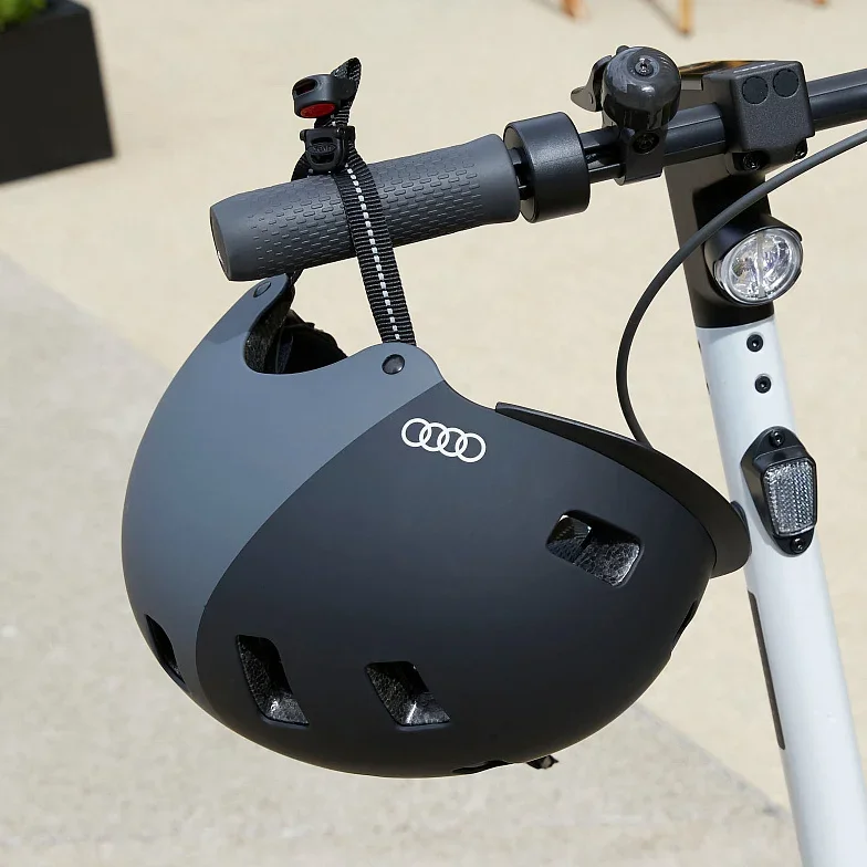 4KE050320 VAG Шлем для электроскутеров и велосипедов Audi Helmet for e-Scooter and bicycle (фото 2)