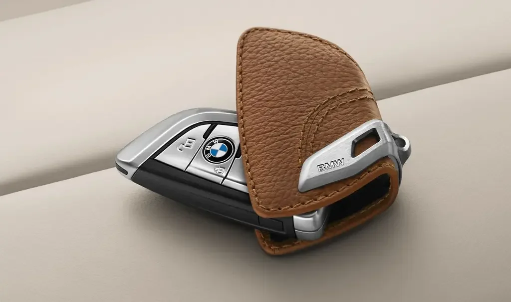 82292408818 BMW Кожаный футляр BMW для ключа со стальным зажимом, цвет Saddle Brown (коричневый) (фото 1)