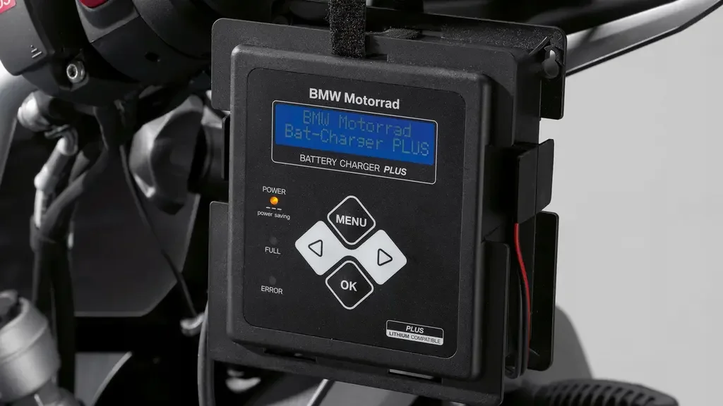 77025A68BA1 BMW Зарядное устройство для аккумуляторных батарей BMW Motorrad Battery Charger Plus (230V/50HZ ECE) - For All Types Of Batteries (фото 3)