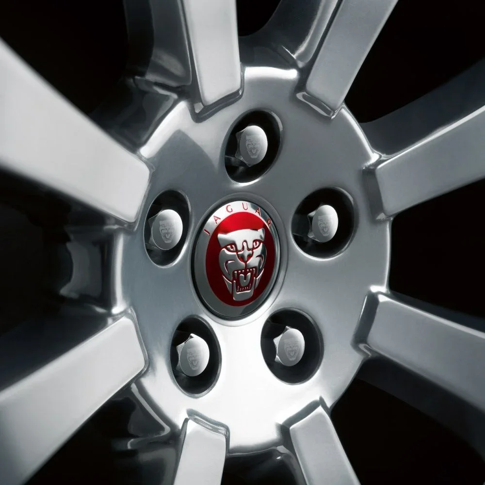 C2D47107 JAGUAR Крышка ступицы литого диска Jaguar Wheel Centre Badge - Red Growler (фото 1)