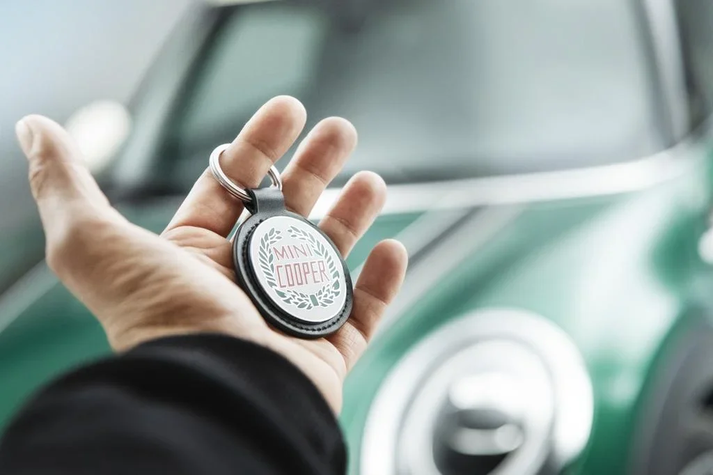 80272465936 MINI Брелок MINI Cooper Keyring Vintage Logo, 60 Years Collection (фото 3)