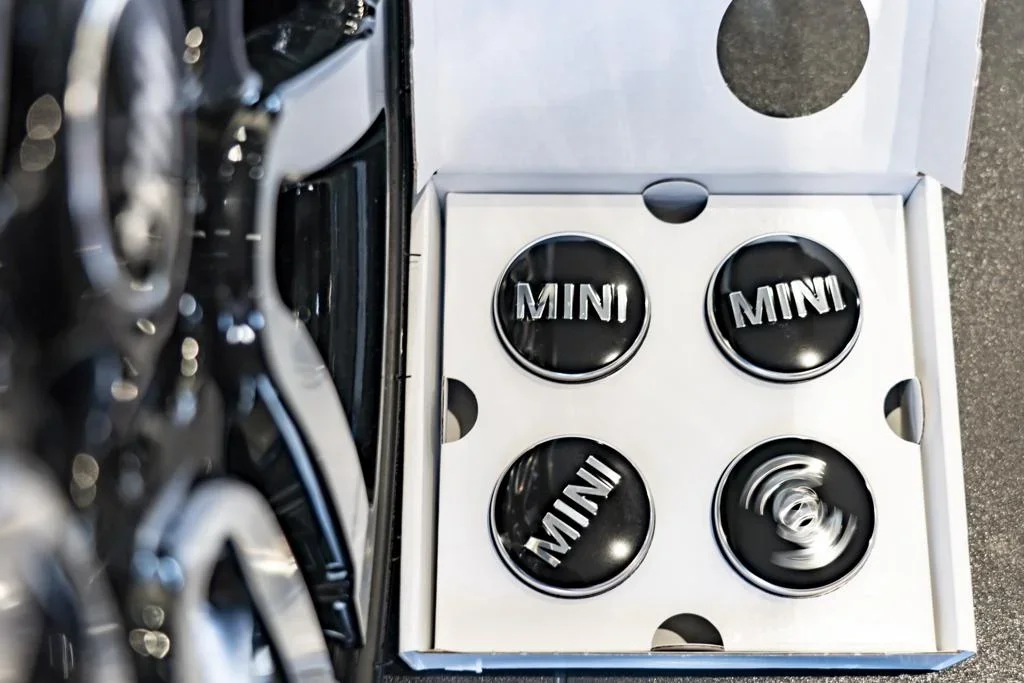 36122469709 MINI Набор: фиксированная крышка ступицы литого диска MINI Wordmark Floating Hub Caps, Black (фото 3)