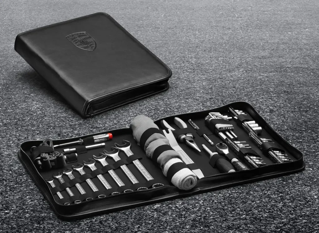 9Y004400101 PORSCHE Набор инструментов в кожаной сумке Porsche Tool Set (фото 1)
