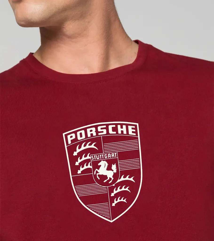 WAP6710XS0PESS PORSCHE Мужская футболка Porsche Crest T-shirt - Essential Collection, Men, Bordeaux Red (фото 3)