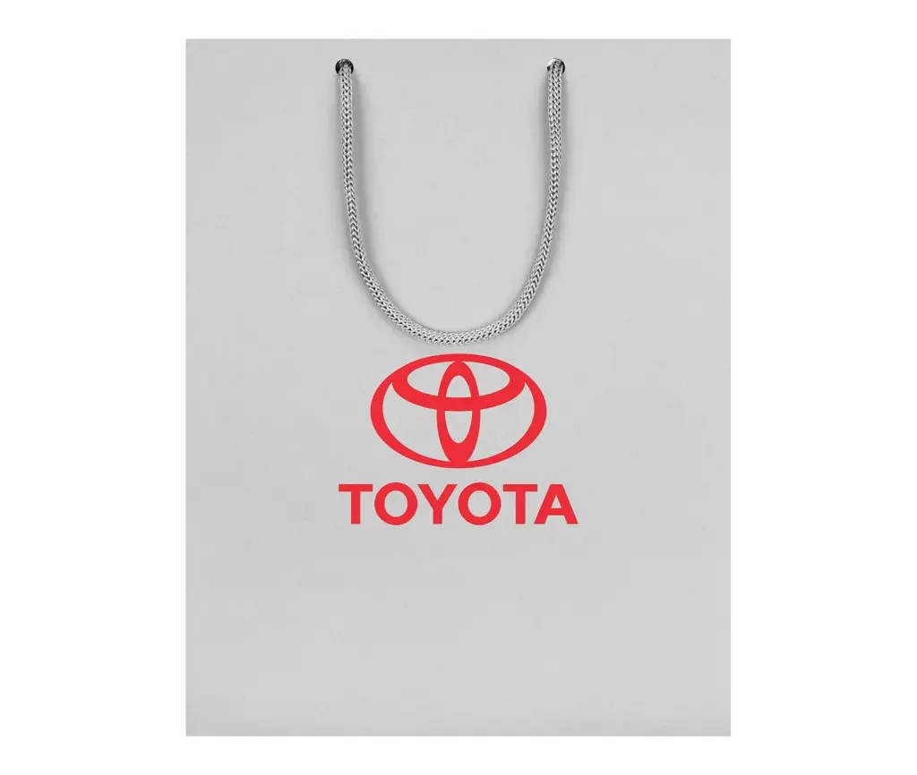 TMC0A25502 TOYOTA Бумажный подарочный пакет Toyota, серый, размер M: 23 х 28 х 9,2 см. (фото 1)