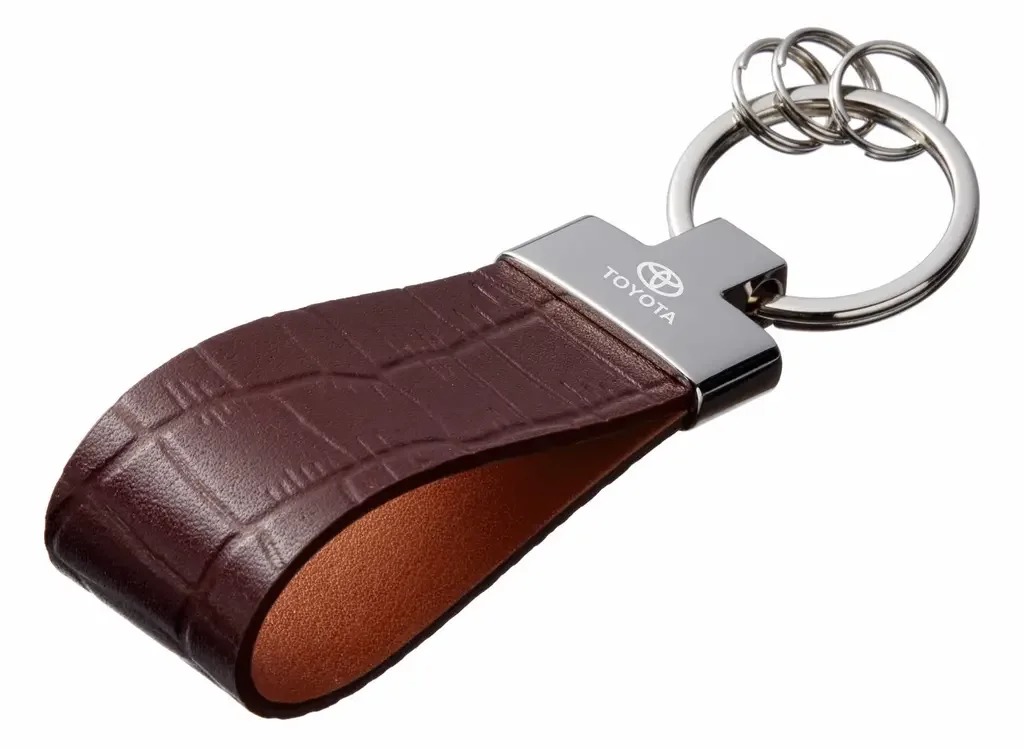 FKBRLKCTA TOYOTA Кожаный брелок Toyota Premium Leather Keychain, Metall/Leather, Brown (фото 1)