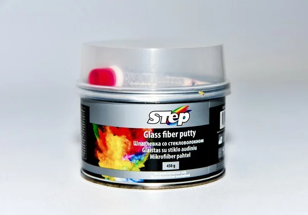 STEP33117 STEP Шпатлевка GLASS FIBRE PUTTY: со средним стекловолокном, серая, отвердитель в комплекте, 0,45 кг (фото 1)